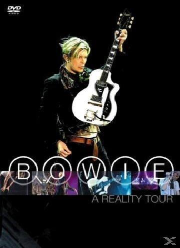DVD-Cover von David Bowie. Ein Mann in schwarzem Anzug hält eine weiße Gitarre auf einer Bühne. Schwarzer Hintergrund.