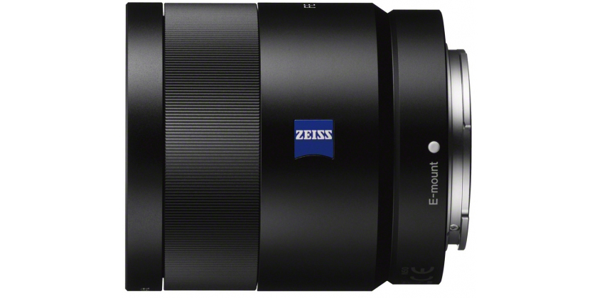 Un objectif d'appareil photo cylindrique noir avec des étiquettes 'ZEISS' et 'E-mount' sur fond blanc.