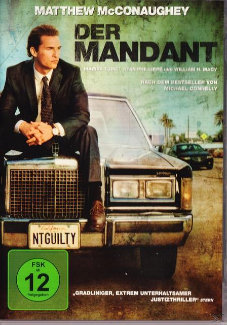 Filmcover. Ein Mann im Anzug sitzt auf einem Auto mit Nummernschild und einem grünen Quadrat mit Text.