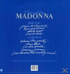 Albumcover. Blauer Hintergrund mit Songtiteln und Texten. Künstler: Madonna, True Blue.
