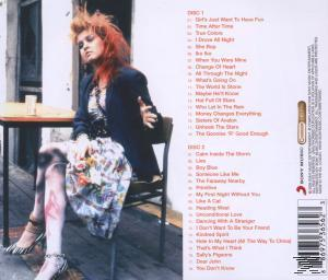 Rückseite des Cyndi Lauper-Albums. Trackliste in Rot. Frau in Jacke und Blumenkleid sitzt auf einem Stuhl.