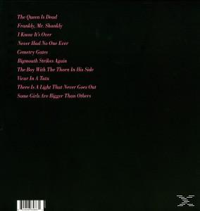 Albumcover mit pinkfarbenem Text auf schwarzem Hintergrund, der Songtitel auflistet.