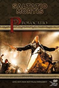 DVD-Cover für Saltatio Mortis. Ein Musiker mit einer Trommel und ein Mann im Hintergrund. Brauner Hintergrund.