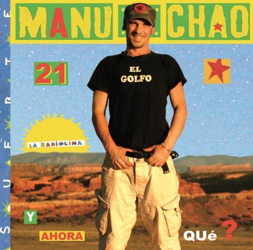 Manu Chao Albumcover. Mann mit schwarzem Hemd und beiger Hose, Text und Landschaftshintergrund.