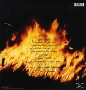 Album-Rückseite. Flammen, Titelliste links und großer schwarzer Hintergrund.
