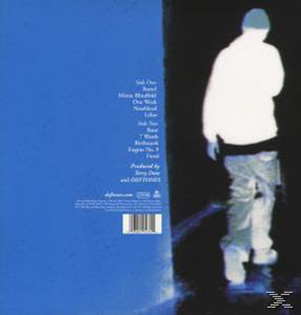 Album-Rückseite mit einer Person in Weiß und blauem Text. Albumtitel und Titelliste sind sichtbar.