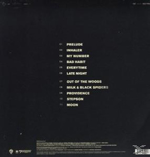 Albumrückseite mit schwarzem Hintergrund und einer Liste von Songs in weißem Text.