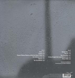 Albumcover mit nassem, grauem Fenster und Titelliste auf der rechten Seite.