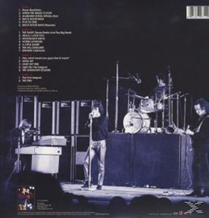 Albumcover mit Band auf der Bühne, spielend. Dunkler Hintergrund. Titel und Titelliste.