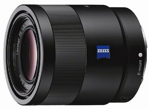 Un objectif d'appareil photo noir avec un anneau argenté. Le logo et le texte Zeiss sont visibles.