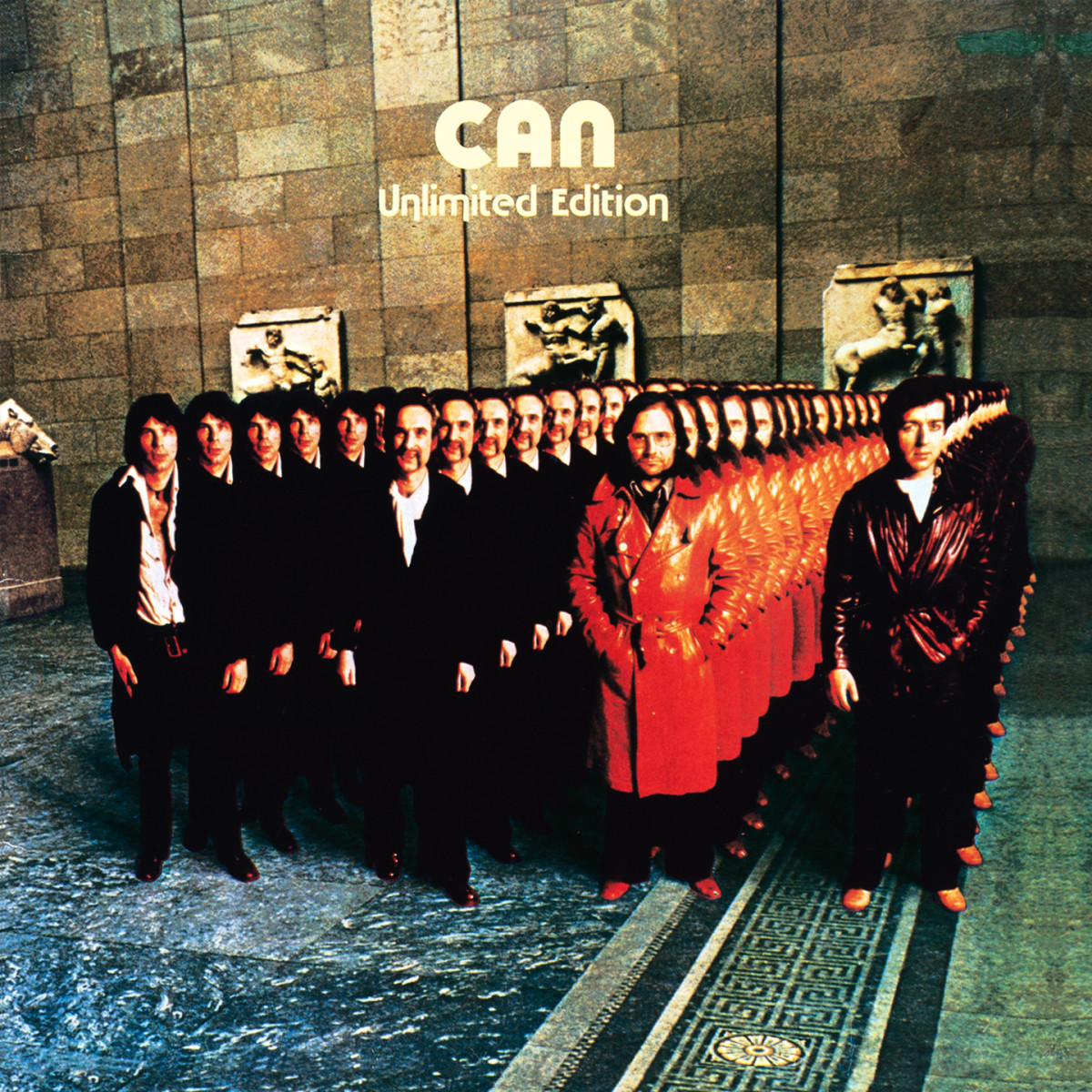 Can Albumcover: Gruppe von Männern in Anzügen. Verwischungseffekt, roter Mantel prominent.