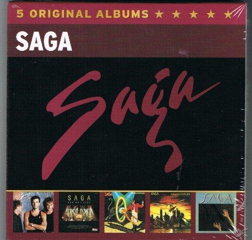 CD-Cover für Sagas 5 Originalalben. Mit rotem Logo und Bildern der Albumcover der Band.