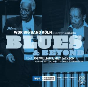 Albumcover mit zwei Männern in Anzügen. Text 'Blues & Beyond' und Künstlernamen sind zu sehen. Blauer Hintergrund.