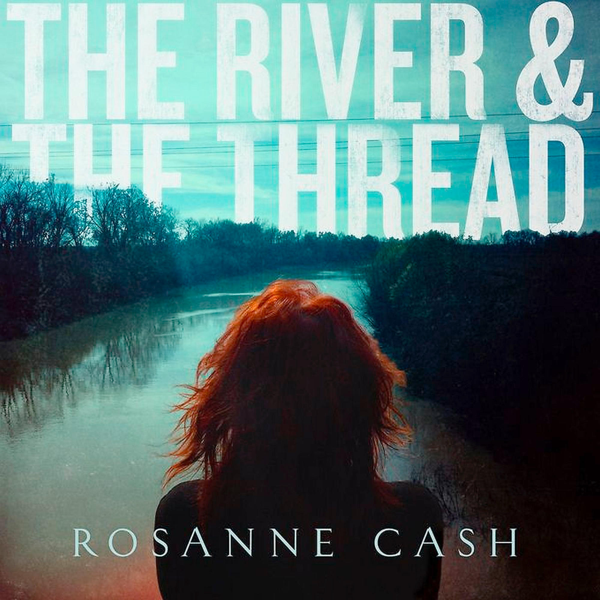 Albumhoes: Vrouw met rood haar kijkt naar rivier. Titel: The River & The Thread. Artiest: Rosanne Cash.