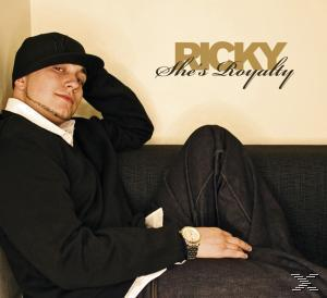 Ein Mann mit schwarzer Mütze, schwarzer Jacke und Jeans sitzt auf einem Sofa. Der Text 'Ricky She's Royalty' steht darüber.