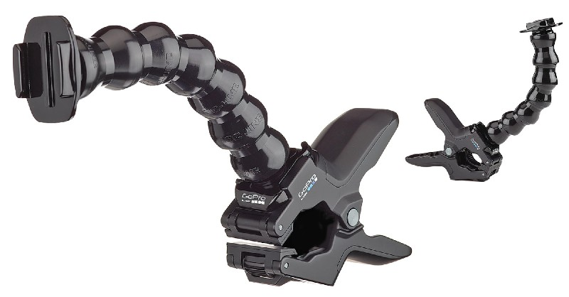 Schwarze GoPro-Klammerhalterung mit flexiblem Arm. Zwei sind abgebildet, einer ist befestigt.
