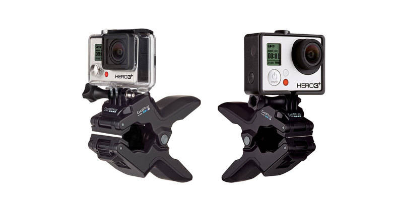 Zwei GoPro-Kameras, befestigt durch dieselben schwarzen Klemmen. Weißer Hintergrund.