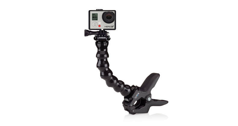 Schwarze GoPro-Kamera auf einem flexiblen, biegsamen schwarzen Stativ montiert.