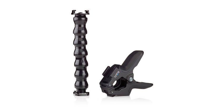 Schwarze GoPro-Halterung und -Klemme auf weißem Hintergrund, Produktaufnahme.