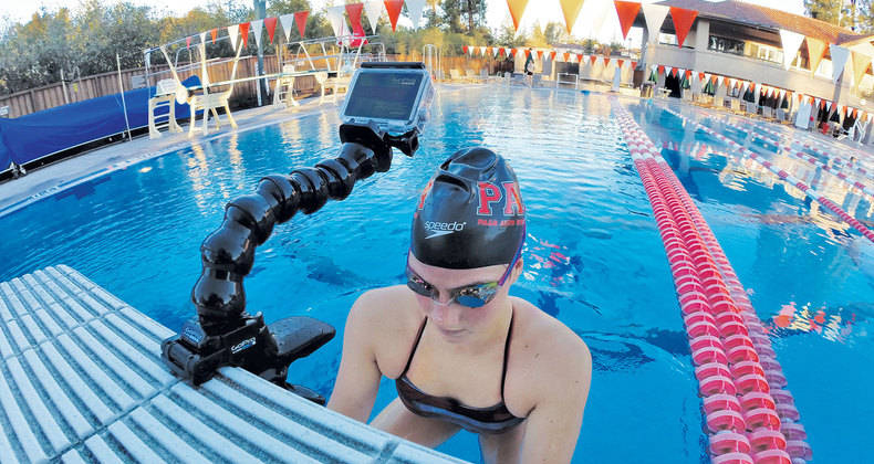 Schwimmerin im Pool, mit einer GoPro-Kamera an einem flexiblen Arm.
