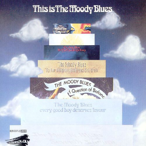 Moody Blues album borítók lépcsőkként jelennek meg felhős éggel szemben.