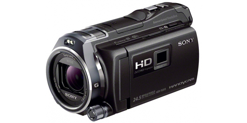 Schwarze Sony Handycam. Eine Videokamera mit Objektiv und Display. Sie ist angewinkelt.