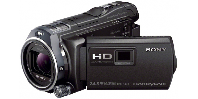 Schwarze Sony Handycam Camcorder. Merkmale: Objektiv, Projektor und diverse Tasten.