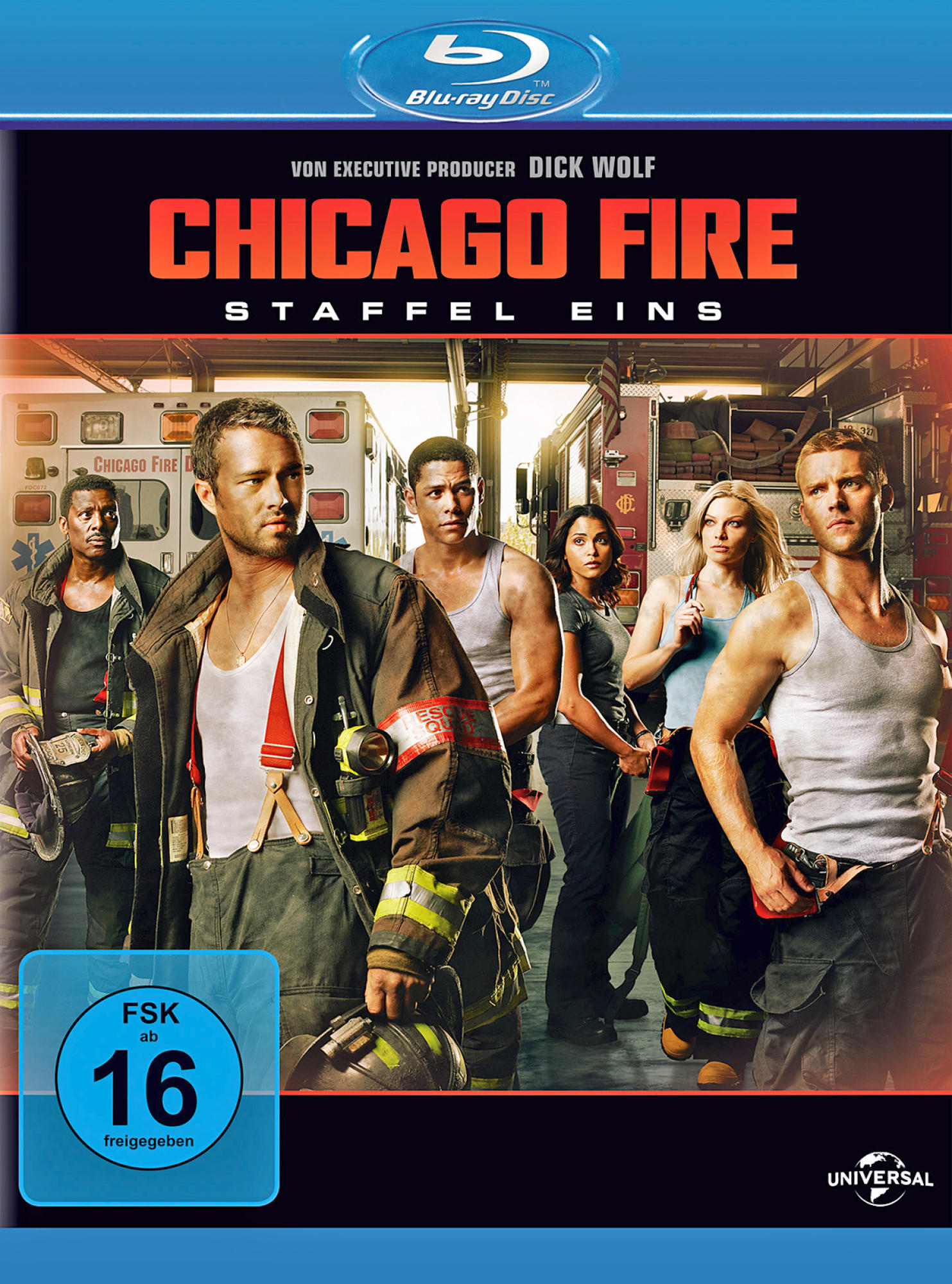 Chicago Fire Staffel 1 Blu-ray Cover. Besetzung vor Feuerwehrautos. Blau und Orange.
