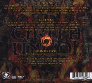 Rückseite einer CD mit Titellisten, einer brennenden Flammen-Grafik und einem Totenkopf-Logo unten.