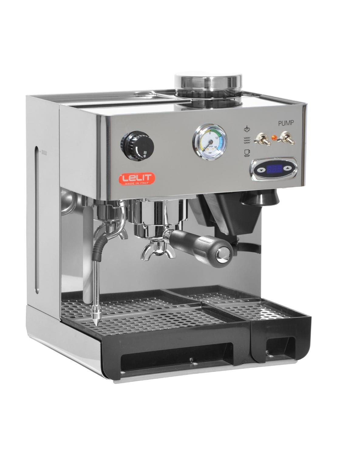 Eine glänzende Edelstahl-Espressomaschine mit Siebträger und Abtropfschale.