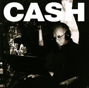 Albumcover von Cash, ein Schwarz-Weiß-Bild von Johnny Cash in einem Studio.