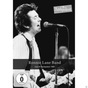 Ronnie Lane Band Live-Auftritt auf der Bühne mit Mikrofon und Gitarre.