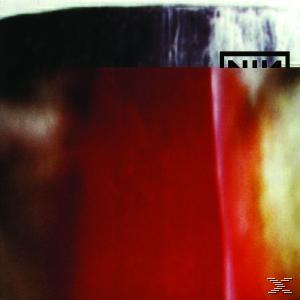 Albumcover mit rotem und schwarzem abstraktem Design und 'NIN'-Logo.