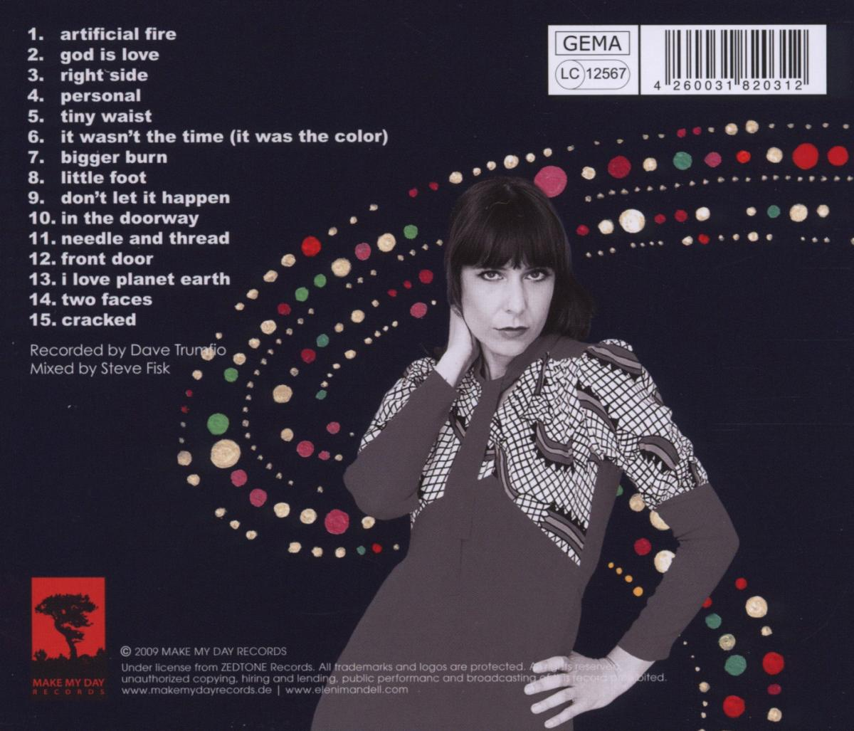 Frau auf einem CD-Cover, dunkles Haar, gemusterte Jacke, Liste der Songtitel und Credits.