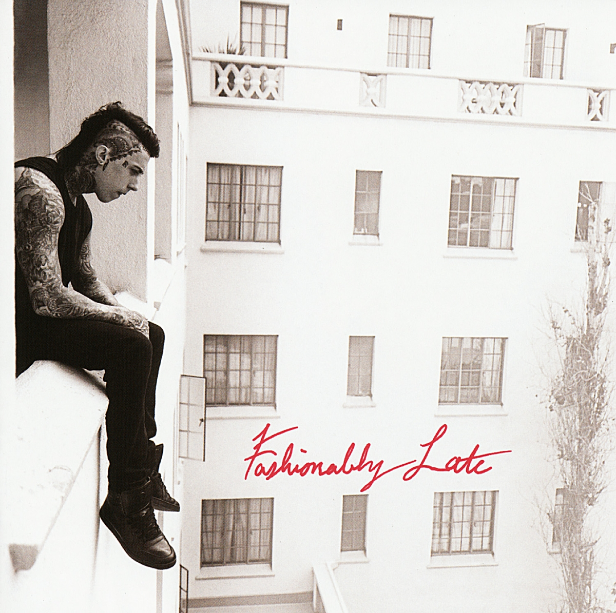 Albumcover mit einem Mann, der auf einem Balkon sitzt. Weißes Gebäude im Hintergrund.
