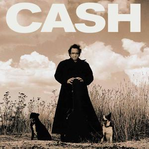Albumcover. Johnny Cash steht mit zwei Hunden in einem Sepia-Foto. Der Titel lautet CASH.