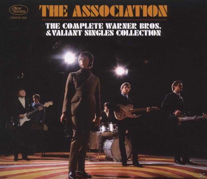 Albumcover für 'The Association'. Bandmitglieder stehen, einige mit Gitarren, vor dunklem Hintergrund.