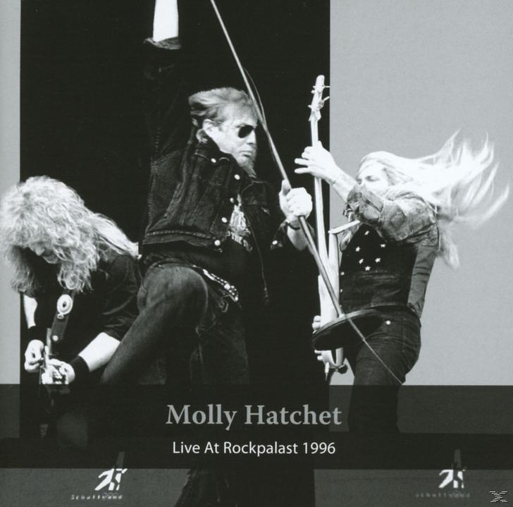 Ein Schwarz-Weiß-Foto einer Band, die auf der Bühne spielt. Der Name Molly Hatchet steht unten.