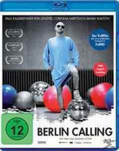 Blu-ray-Cover. Ein Mann mit Sonnenbrille und blauem Gewand steht auf einer Discokugel.