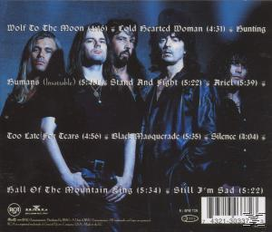 Albumcover-Artwork mit Bandmitgliedern und Songtiteln. Dunkler Hintergrund und Text.