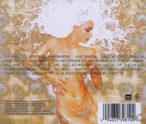 Rückseite einer CD mit einer Frau in einem Kleid. Verschiedene Songtitel sind aufgeführt.