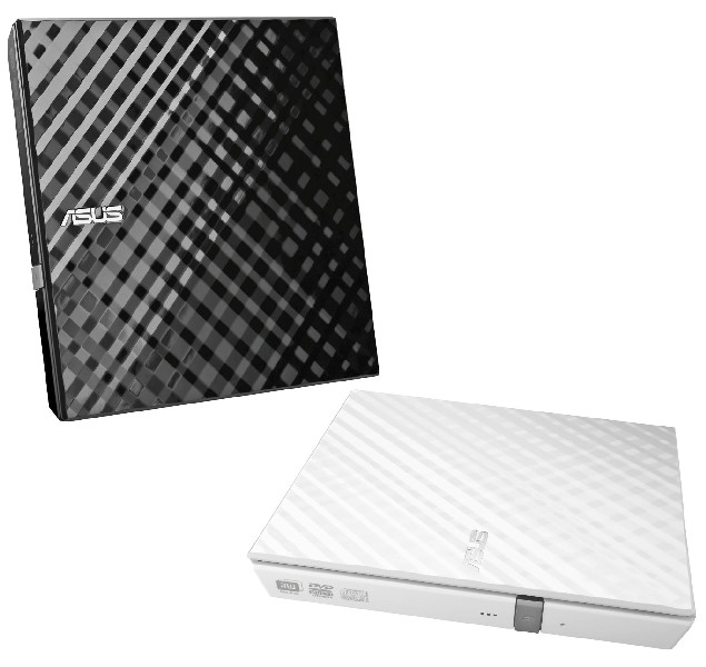 Deux lecteurs DVD ASUS externes. Un noir, un blanc, tous deux avec un motif diagonal. Fond blanc.
