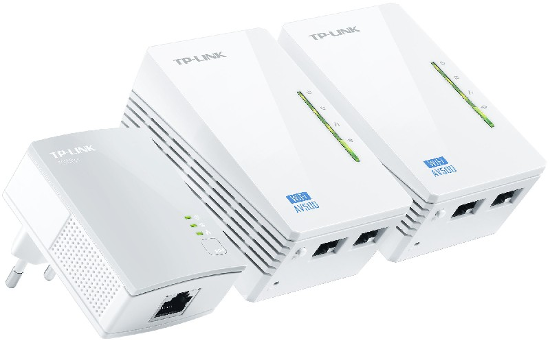 Drei weiße TP-Link-Geräte, zwei Router und ein Plug-in-Adapter.