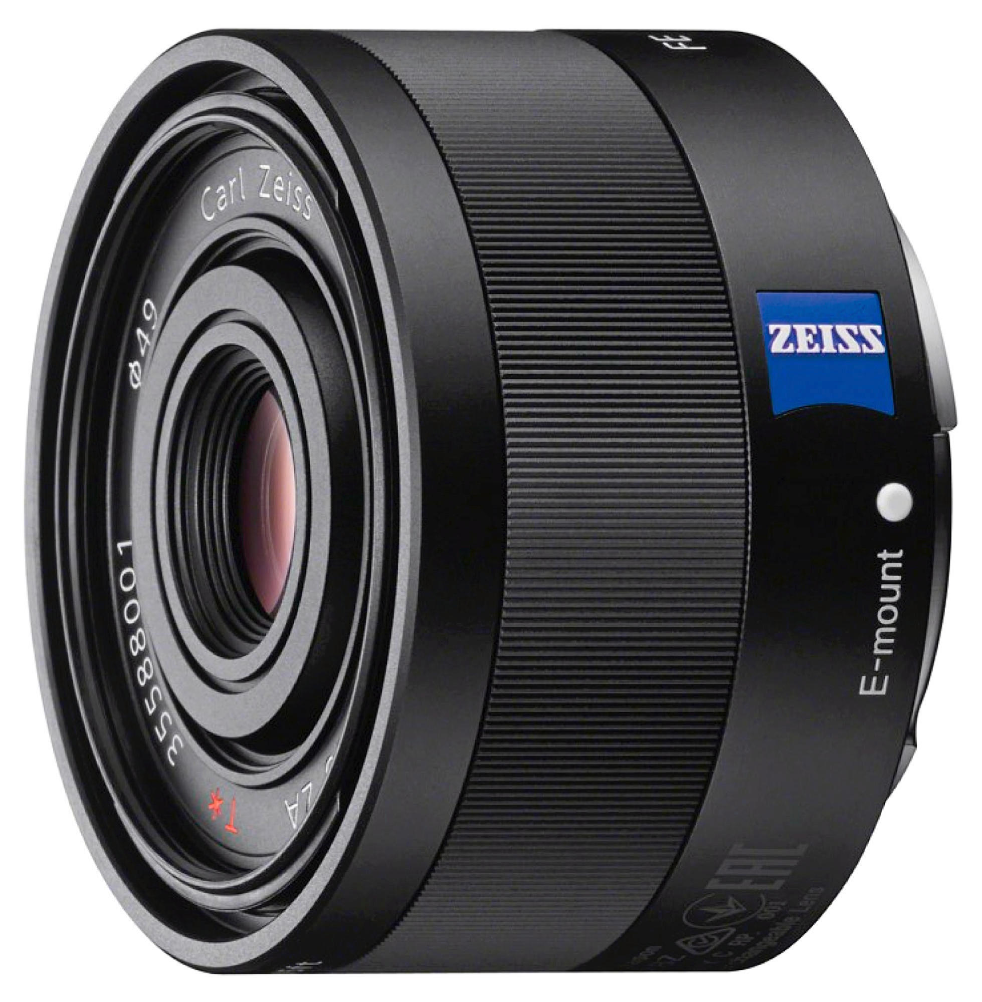 Nahaufnahme eines schwarzen Kameraobjektivs mit Zeiss-Logo und E-Mount. Es hat einen silbernen Ring.