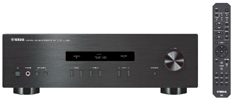 Zwarte Yamaha stereoreceiver en afstandsbediening op een wit oppervlak.