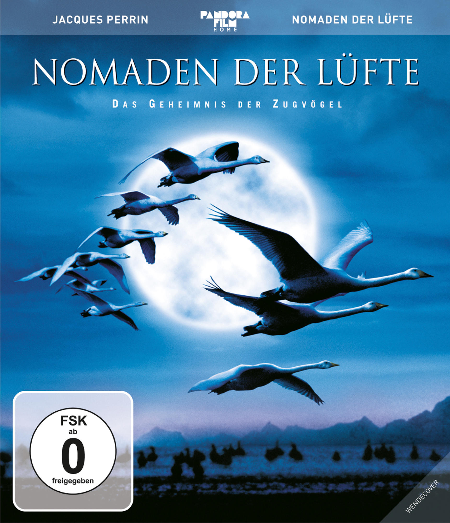 DVD-Cover mit einer Gruppe von Schwänen, die über eine mondbeschienene Landschaft fliegen.