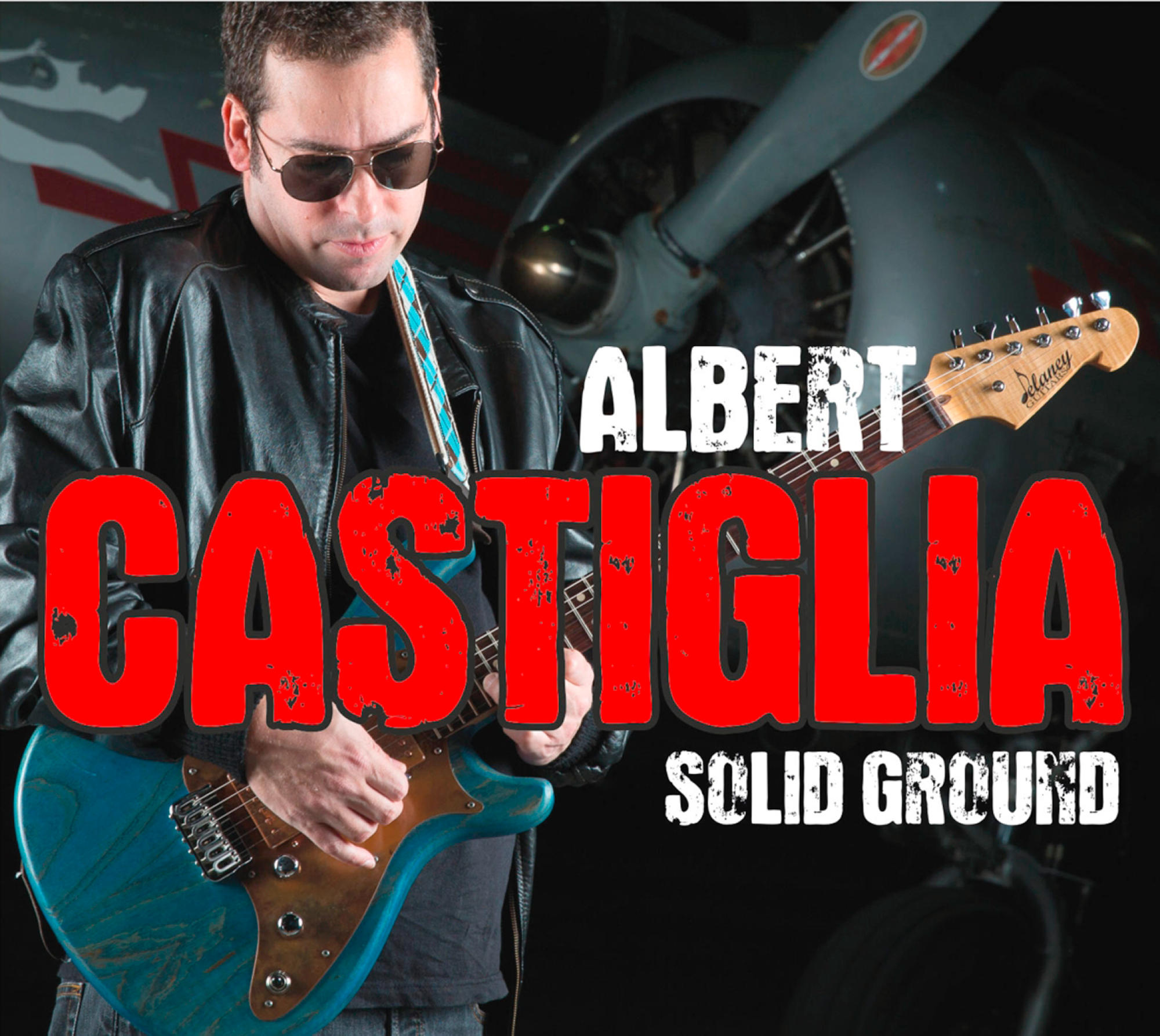 Albumcover mit einem Mann, der eine blaue Gitarre spielt.