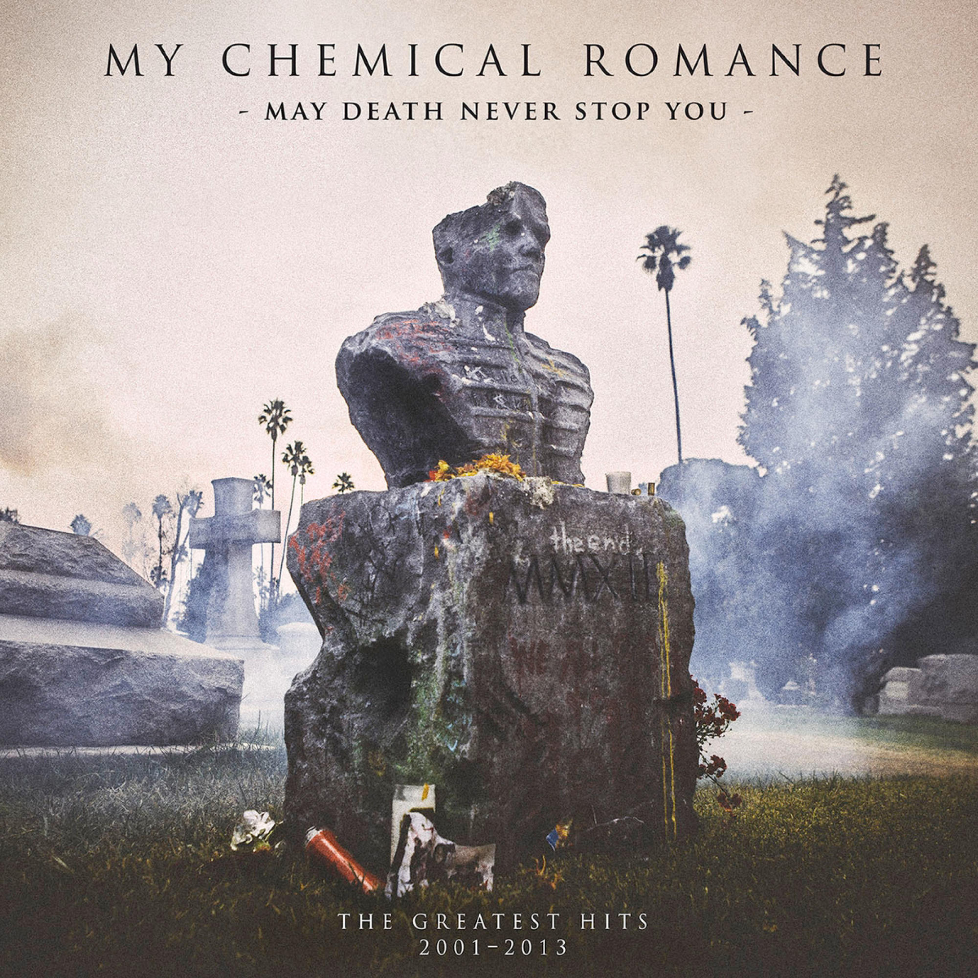 My Chemical Romance Albumcover: eine Steinbüste auf einem Friedhof mit dem Text 'The Greatest Hits'.