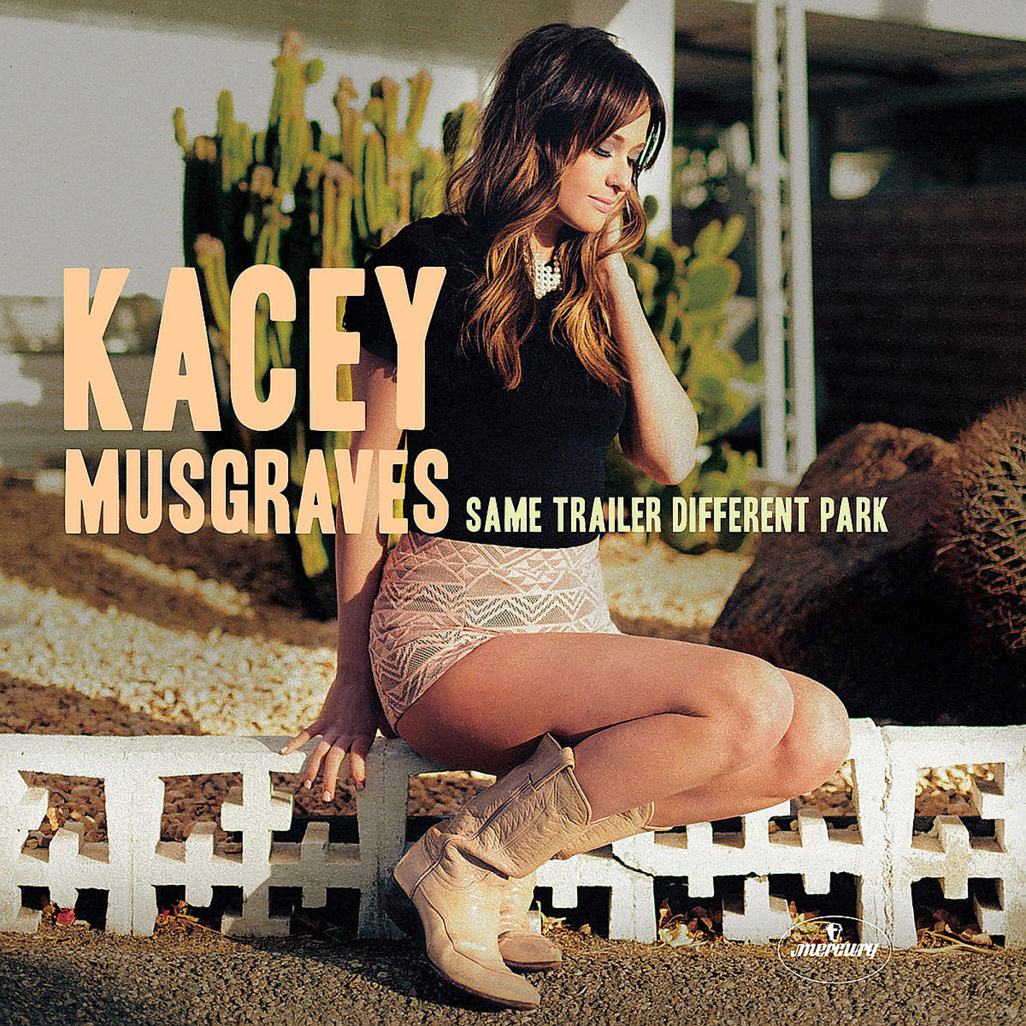 Albumcover. Kacey Musgraves sitzt auf einer Mauer, Kaktus hinter ihr. Text: Same Trailer Different Park.
