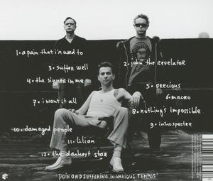 Depeche Mode Albumcover. Drei Männer in einer Reihe. Text auf der Rückseite.